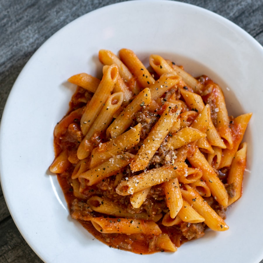 Plat de pâtes généreux aux ingrédients visibles