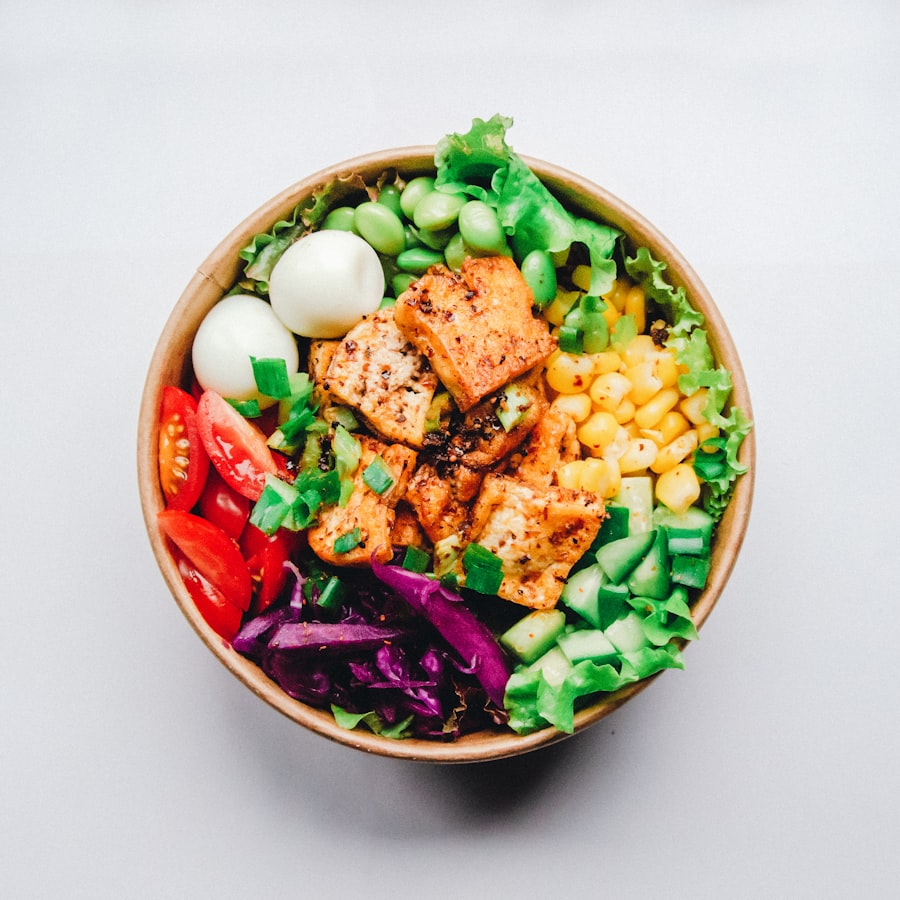Poké bowl coloré vu de dessus