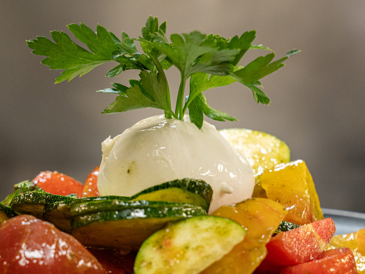 Burrata, légumes grillés et tomates — plat Tweety's